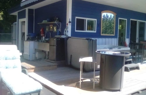 Madeira Park Apartment | Cloud 9 roof top studio in Maderia Park is waiting for your enjoyment.