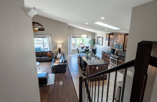 South Lethbridge House | Modern Comfort, cozy family home for work & leisure in the luxurious Southside