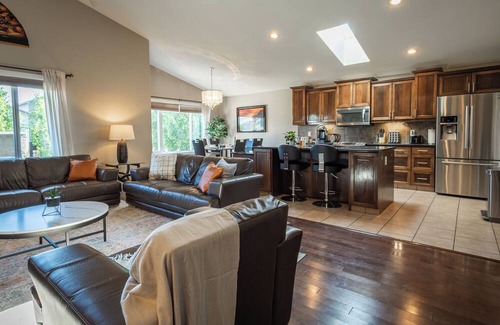South Lethbridge House | Modern Comfort, cozy family home for work & leisure in the luxurious Southside