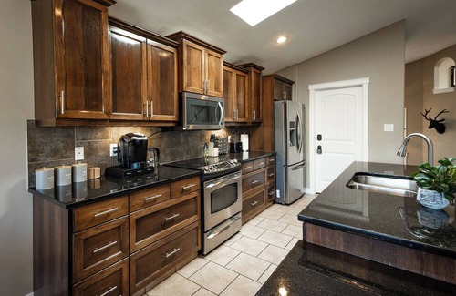 South Lethbridge House | Modern Comfort, cozy family home for work & leisure in the luxurious Southside