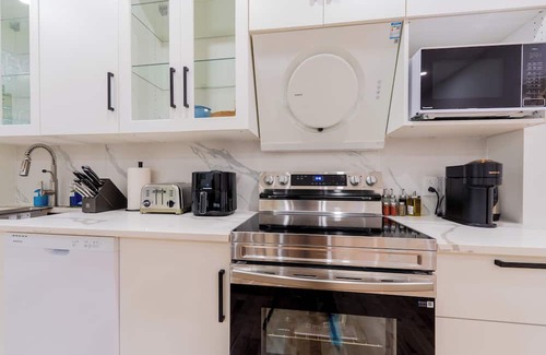 Cote-Des-Neiges—Notre-Dame-De-Grace Apartment | Newly Renovated 3BR/2BA | Spacious & Modern