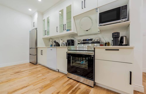 Cote-Des-Neiges—Notre-Dame-De-Grace Apartment | Newly Renovated 3BR/2BA | Spacious & Modern