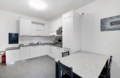 Albate Apartment | Apartment 'Easy Como Stay Con Parcheggio' with Shared Terrace, Wi-Fi and Air Conditioning
