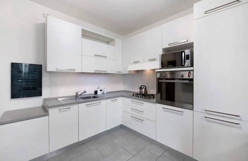 Albate Apartment | Apartment 'Easy Como Stay Con Parcheggio' with Shared Terrace, Wi-Fi and Air Conditioning