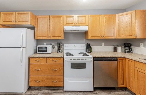 Red Deer House | Spacious 5 Bedroom - 2 Self Contained Suites - Work Crews Dream