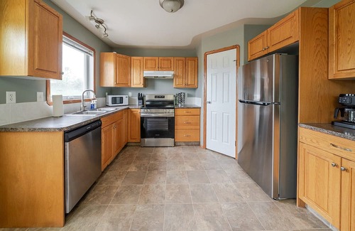 Red Deer House | Spacious 5 Bedroom - 2 Self Contained Suites - Work Crews Dream
