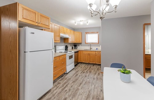 Red Deer House | Spacious 5 Bedroom - 2 Self Contained Suites - Work Crews Dream