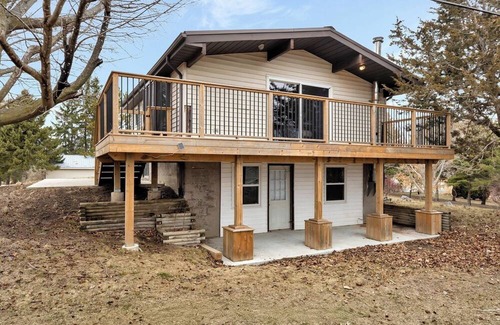 Greater Napanee Cottage | Hay Bay waterfront with private dock - Fabulous Fishing and Ice fishing
