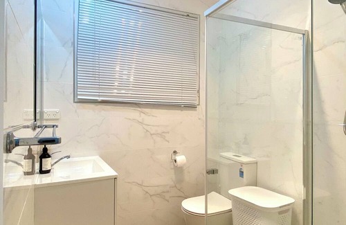 Centenary Heights Apartment | Modern Studio Room Retreat with a reverse Aircon