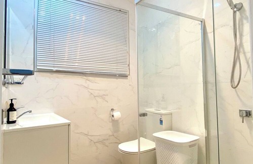 Centenary Heights Apartment | Modern Studio Room Retreat with a reverse Aircon