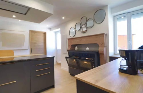 Pagny-le-Chateau House | House by the Saône River