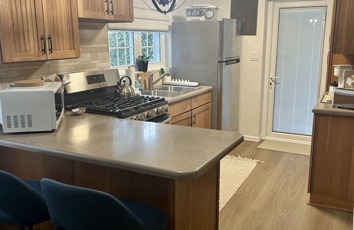 Devonshire Apartment | Charming 1-bedroom apartment centrally located to all that Bermuda has to offer