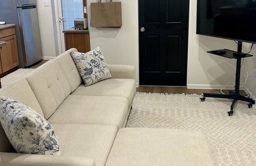 Devonshire Apartment | Charming 1-bedroom apartment centrally located to all that Bermuda has to offer