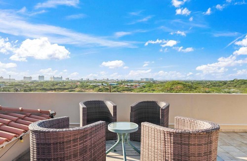 Boegoeroei House | 5-minute drive to Eagle Beach! Private pool!
