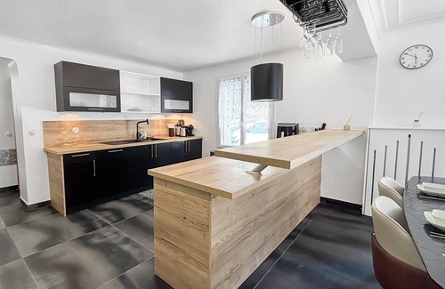 Triel-sur-Seine Villa | Villa with jacuzzi, sauna, billiard, arcade & cinema just outside Paris.