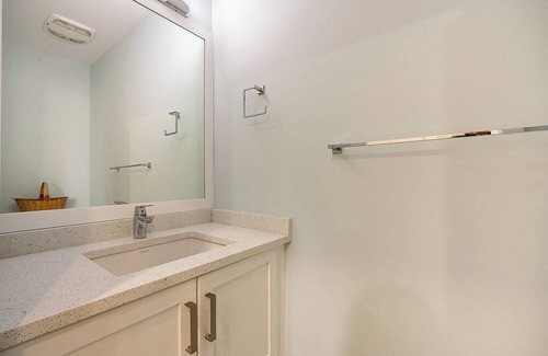 Abbotsford House | 3-bedroom townhome in enchanting Abbotsford with AC
