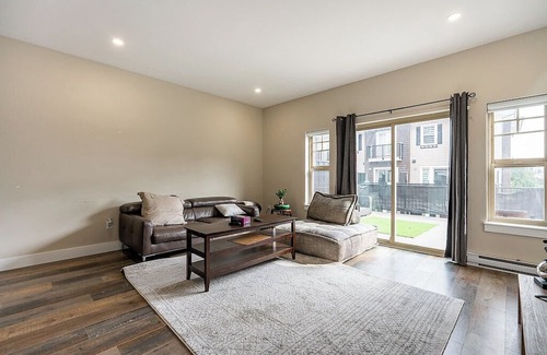 Abbotsford House | 3-bedroom townhome in enchanting Abbotsford with AC