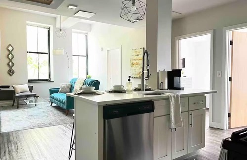 Downtown Apartment | 5BR 2BA Sleeps 10 Downtown Near CC/Theaters