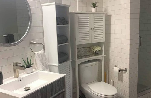 Downtown Apartment | 5BR 2BA Sleeps 10 Downtown Near CC/Theaters