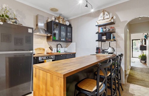 Semaphore Apartment | Peaceful Retreat Steps from Semaphore Beach