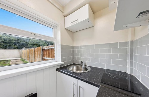Basildon House | 3Bed Gem, Sleep 7, with a TV in Every Room, Garden, Free Parking and Netflix
