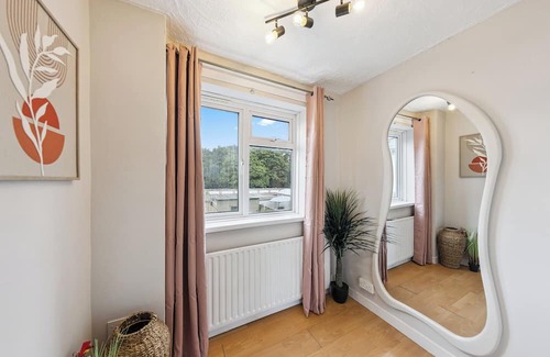 Basildon House | 3Bed Gem, Sleep 7, with a TV in Every Room, Garden, Free Parking and Netflix