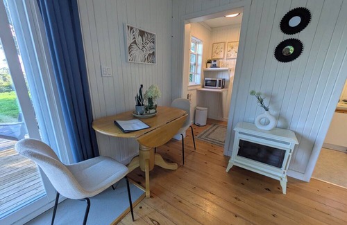Cymbria Cabin | The Marigold Guesthouse (w/Hottub)