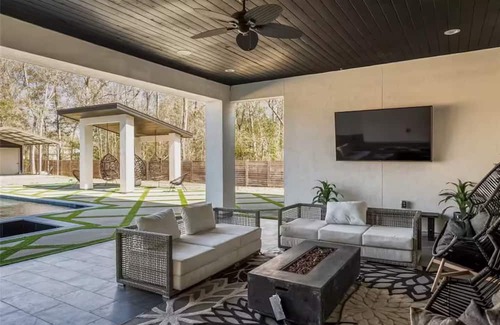 Hull House | Modern Luxe Oasis with Pool