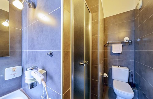 Contades Hotel | Best Value, Quality Stay! Near Museum Œuvre Notre-Dame! Pets are Allowed!