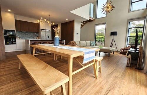 Pearce House | Architectural 4bedroom 2 1/2 Bathroom Townhouse, Woden CBD+WIFI+2 car garage