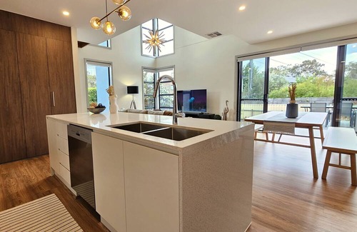 Pearce House | Architectural 4bedroom 2 1/2 Bathroom Townhouse, Woden CBD+WIFI+2 car garage