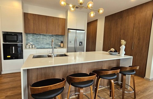 Pearce House | Architectural 4bedroom 2 1/2 Bathroom Townhouse, Woden CBD+WIFI+2 car garage