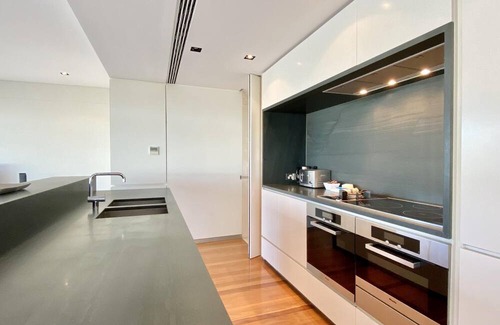 Kirribilli Apartment | Luxury 3 Bedroom Apartment with Harbour Bridge & Park View