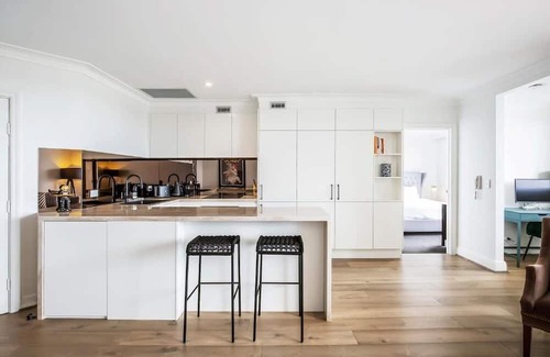Kirribilli Apartment | Luxury 3 Bedroom Apartment with Harbour Bridge & Park View