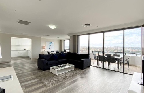 Kirribilli Apartment | Spacious 3-Bedroom Apartment with Water View, 900m Stroll to Harbour Bridge