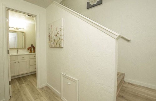 Western House | Cozy 2-bedroom townhome in charming Eugene with pool area.
