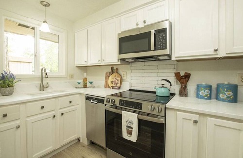 Western House | Cozy 2-bedroom townhome in charming Eugene with pool area.