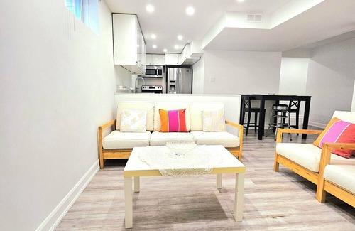 Thornhill Apartment | Superb Spacious 2 Bedroom Bsmt with Parking