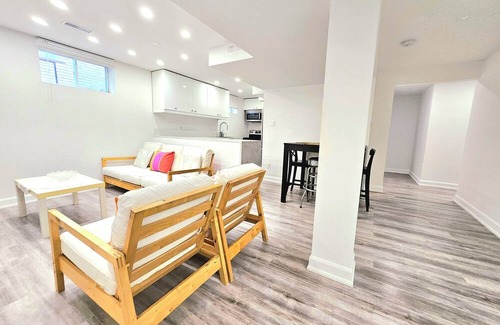 Thornhill Apartment | Superb Spacious 2 Bedroom Bsmt with Parking