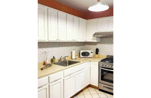 Queens House | Comfy Clean 2BR 1BA Home- 15 mins to Times Square!