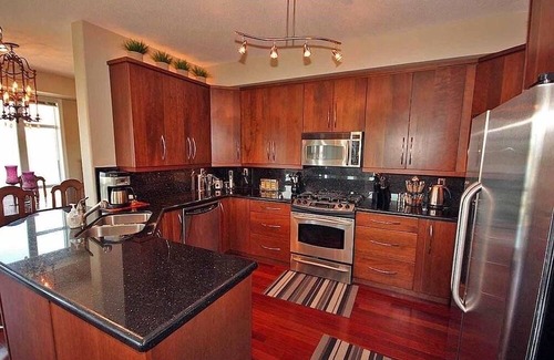 North End Apartment | Beautiful 3 bedroom condo with a Breathtaking view of the Lake
