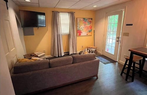 Summerfield Apartment | Quite in law suite