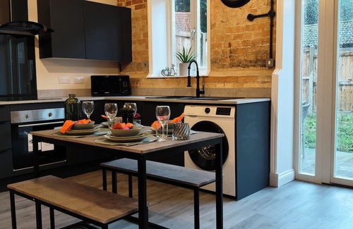 Thetford House | Stylish Modern 2-Bed Home Near A11