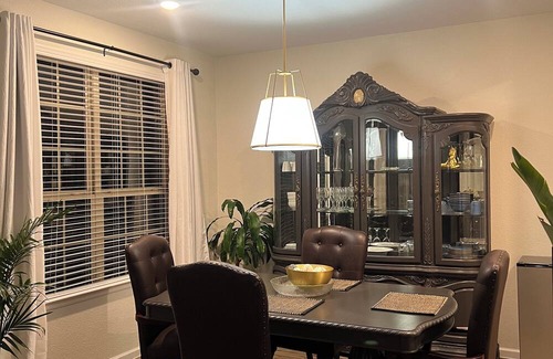 Richmond House | Soothing 4-bedroom house with AC in charming Booth