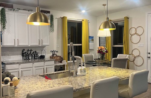 Richmond House | Soothing 4-bedroom house with AC in charming Booth