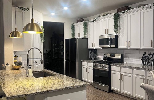 Richmond House | Soothing 4-bedroom house with AC in charming Booth