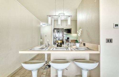 Santiago Apartment | Luxury Silver 3D Parking & Wifi