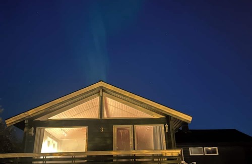 Tromso Apartment | Kaldfjord Aurora Apartments New top floor. Free parking. Close to nature.