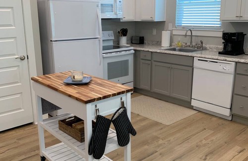 Fulton Cottage | Charming 1-bedroom cottage in fabulous Rockport with a beautiful pool.