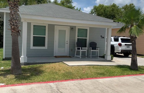 Fulton Cottage | Charming 1-bedroom cottage in fabulous Rockport with a beautiful pool.